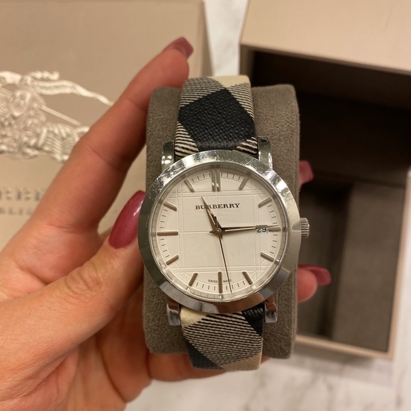 Burberry watch - Picture 1 of 4